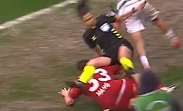 Мехмет Маниш от Мардин 1969 събори страничната съдийка Есра Арикбога, след което не ѝ помогна да се изправи / AS TV Spor