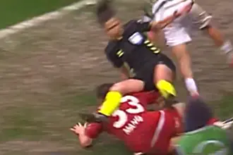 Футболист отнесе съдийка и не ѝ помогна - навлече си тежки критики (ВИДЕО)