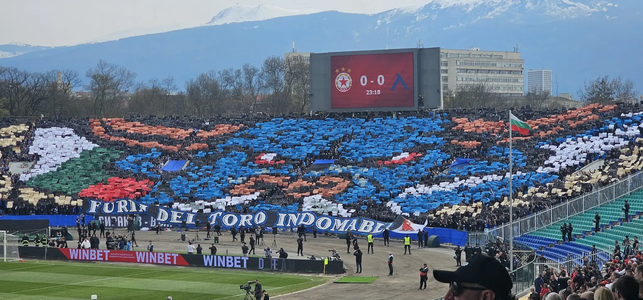 Привържениците на Левски издигнаха бик в Сектор „Б“ / dsport.bg