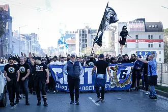 На живо: Шествието на феновете на Левски преди дербито с ЦСКА (ВИДЕО)