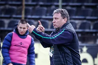 Съчетаващият воденето на онлайн предаване и Миньор Перник - Велис...