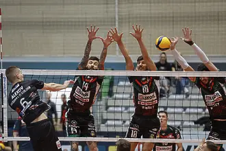 Нефтохимик победи Локомотив Авиа и изравни полуфиналната серия