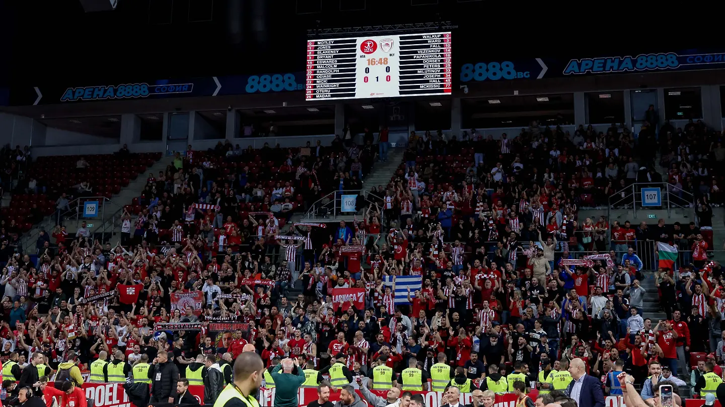 Феновете на Олимпиакос в "Арена София" / startphoto.bg