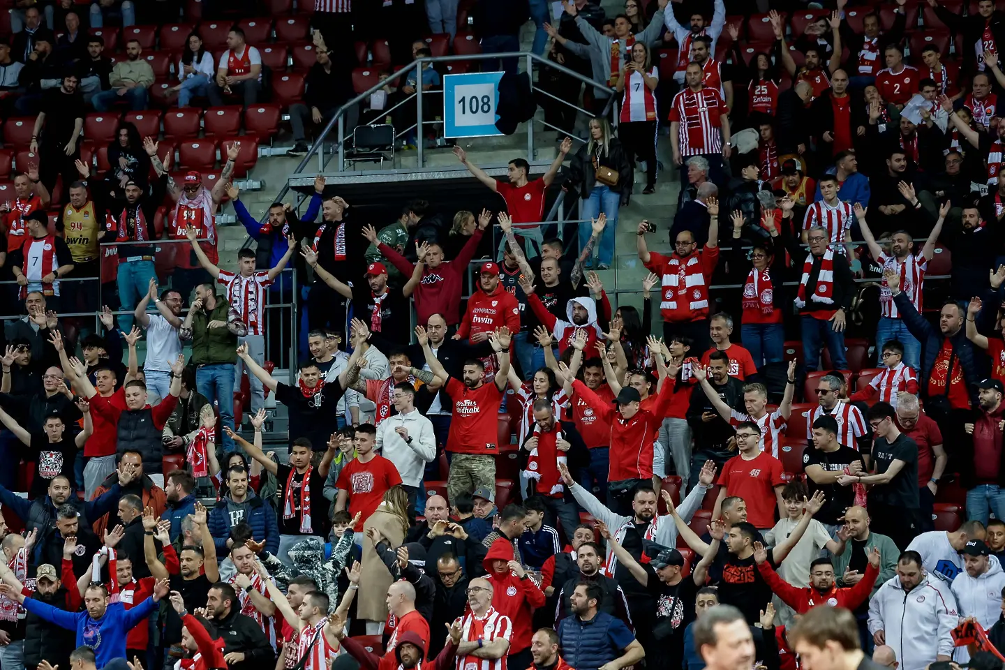 Феновете на Олимпиакос в "Арена София" / startphoto.bg