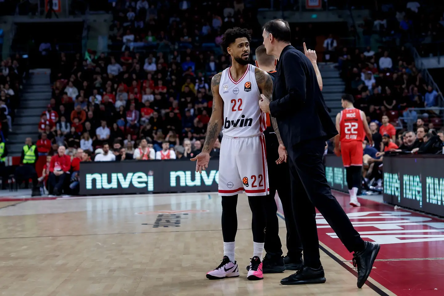 Везенков и Олимпиакос прекършиха Апоел в София