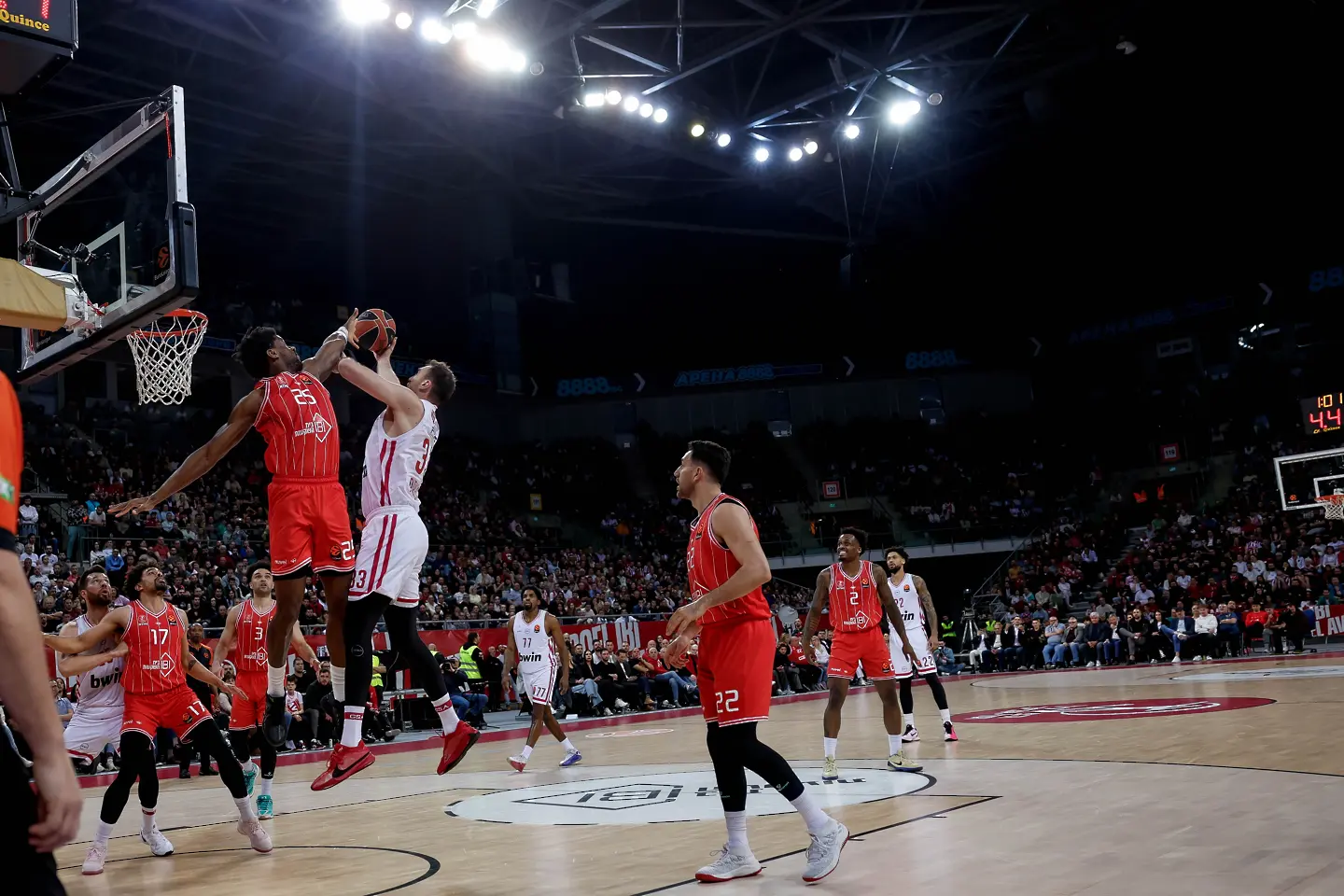 Везенков и Олимпиакос прекършиха Апоел в София