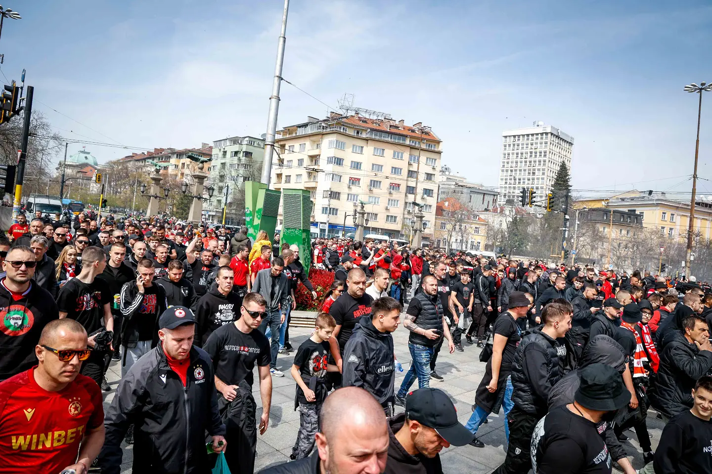 Шествието на феновете на ЦСКА преди дербито с ЦСКА / startphoto.bg