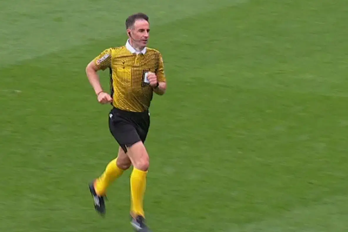 Съдията Гонсалес Естебан забрави картоните си на Уеска - Депортиво Ла Коруня / LaLiga TV