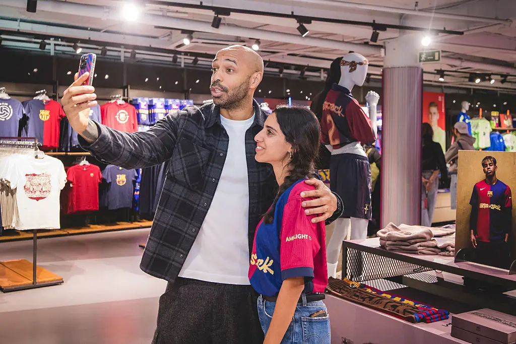 Тиери Анри с фенка на Барселона / Getty Images 