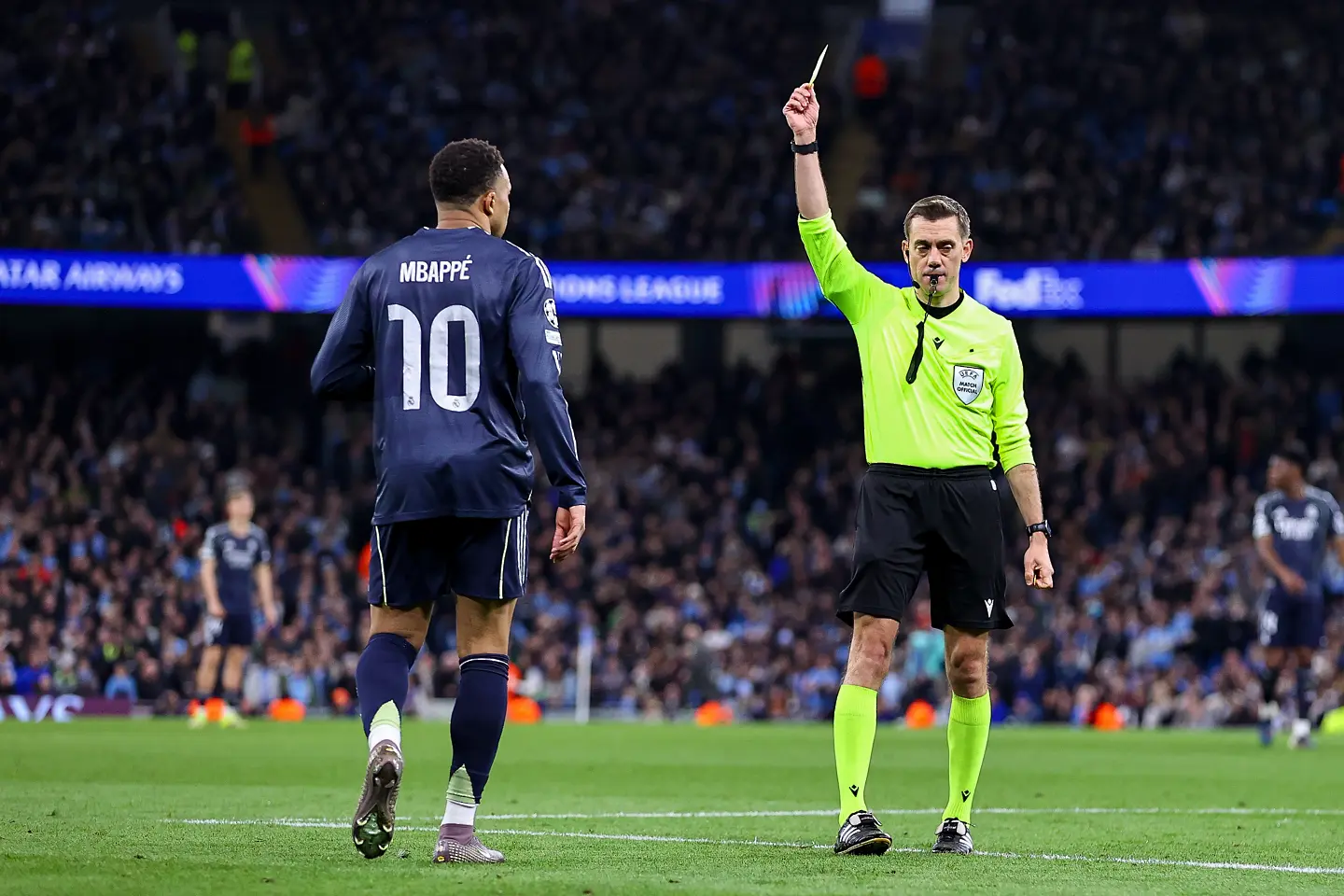 30 футболисти висят с картони в Шампионската лига