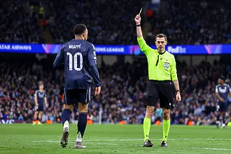 30 футболисти висят с картони в Шампионската лига