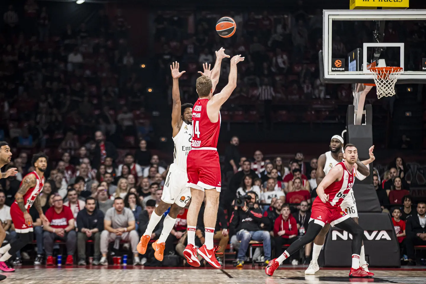 Везенков блести, Олимпиакос громи Реал Мадрид в битката за върха в Евролигата