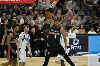 Виктор Уембаняма наниза 40 точки срещу Далас и си гарантира битката за наградите в НБА (ВИДЕО)