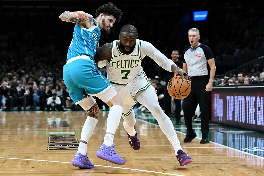 Ламело Бол срещу Джейлън Браун / Getty Images 