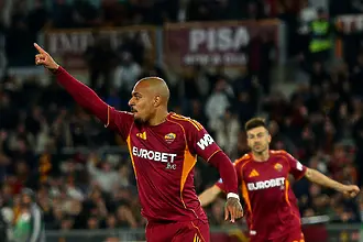 Росен Божинов гледа от пейката шоуто на Мален на “Олимпико” 