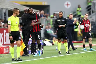 Куриоз: звезда на Милан обърка смяна, а после наистина бе заменен и освиркан (ВИДЕО)