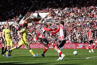 “Черна котка” мина път на Де Дзерби - Тотнъм остава в зоната на изпадащите