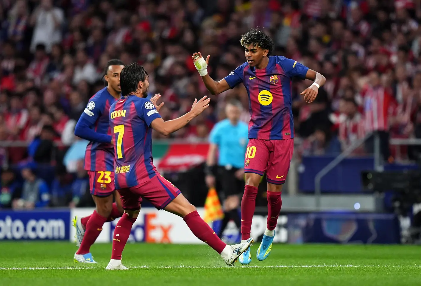 Феран Торес, Ламин Ямал, Жул Кунде / Getty Images