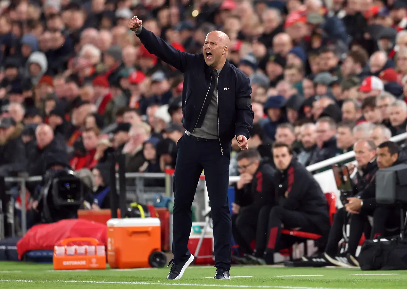 На живо: Ливърпул започва с Исак и Екитике срещу ПСЖ, Салах на пейката (Състави)