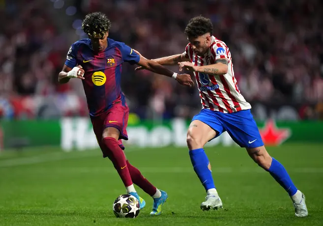 На живо: Атлетико води в общия резултат с Барселона, ВАР спря Акулата