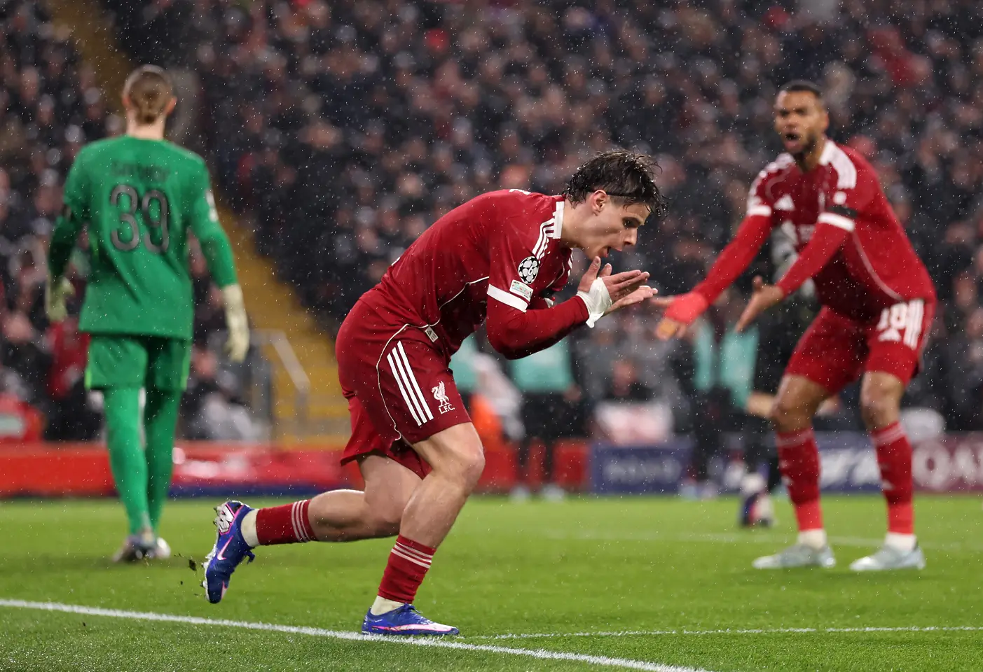 На живо: Ливърпул започва с Исак и Екитике срещу ПСЖ, Салах на пейката (Състави)