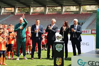 Министър Димитър Илиев и Христо Стоичков наградиха призьорите в детски футболен турнир в Етрополе