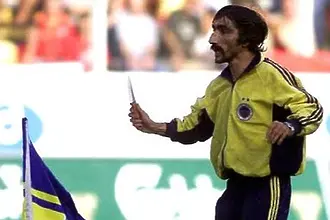 Най-култовият фен на Фенербахче легна пред автобуса на Али Соу и компания (ВИДЕО) 