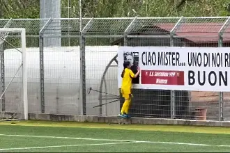 „Усмивка през сълзи“ - малка футболистка разплака Италия с трогателен жест към своя починал треньор (ВИДЕО)