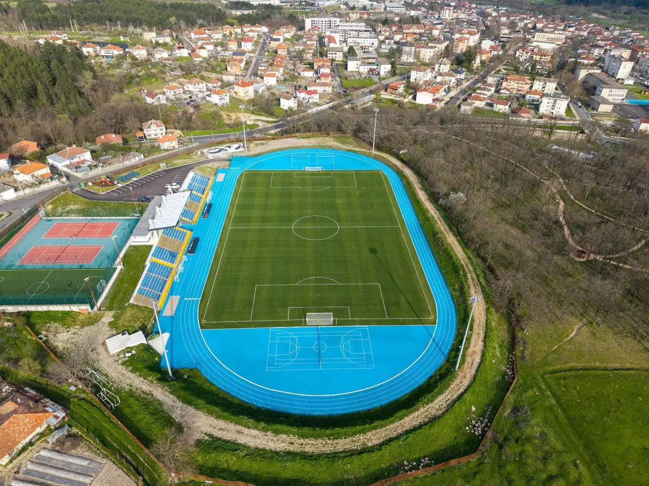 Откриха обновен стадион в Джебел / www.facebook.com/nedjmiali