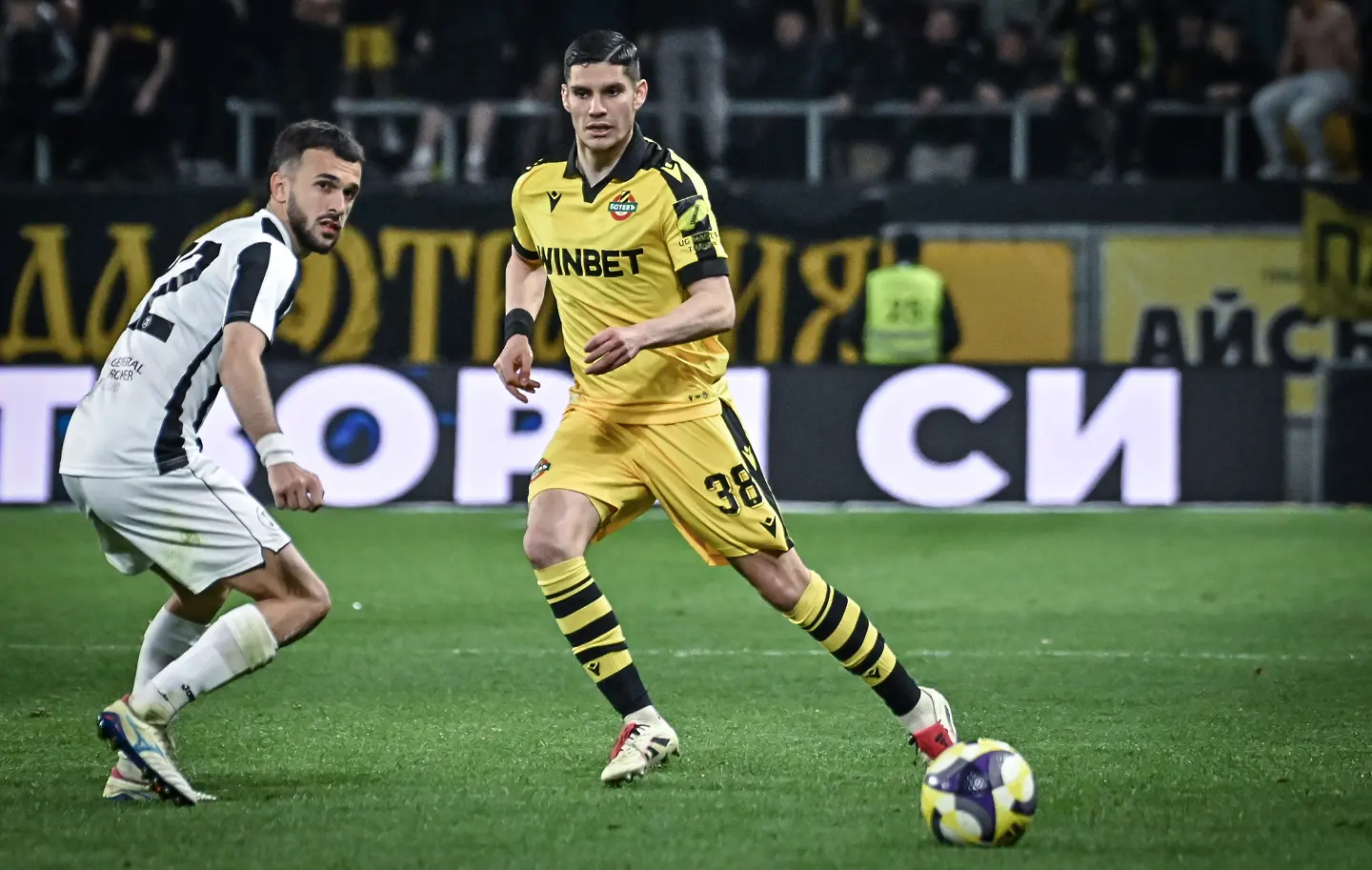 Ботев Пловдив дава нов договор на един от стожерите си