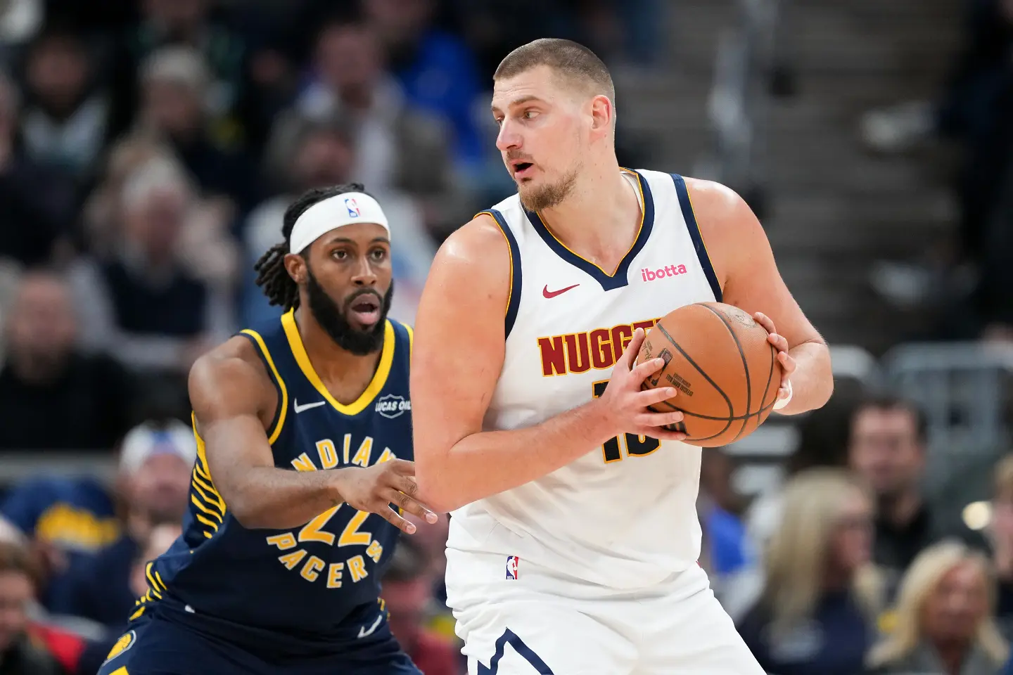 Айзая Джаксън (Индиана) сращу Никола Йокич (Денвър) / Getty Images