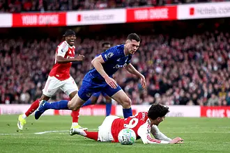 Евертън удължи договора на ключов защитник