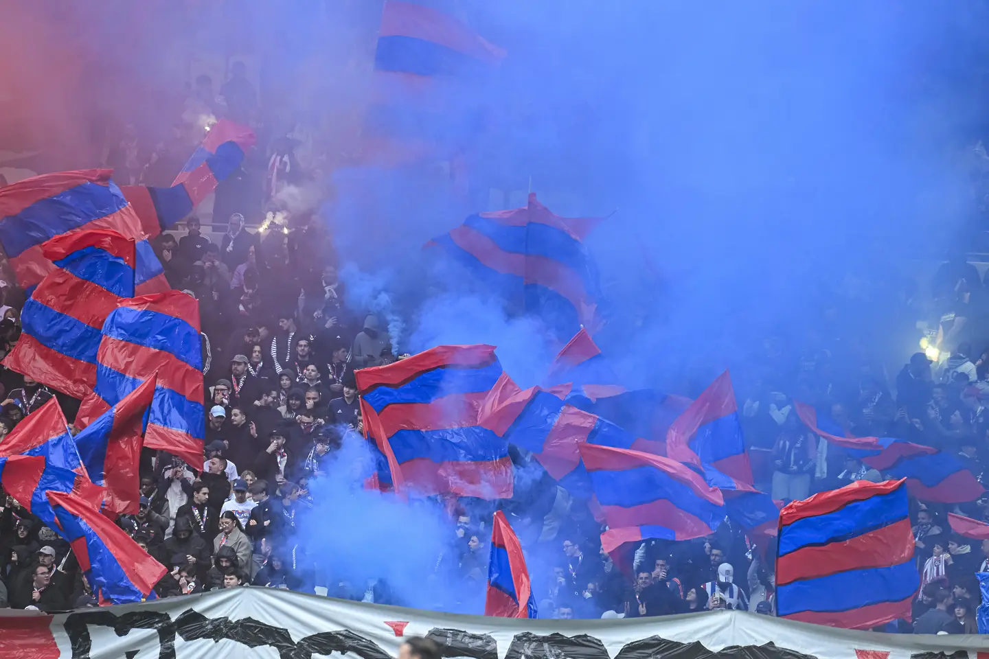 Феновете на Лион няма да могат да подкрепят отбора си срещу ПСЖ / Getty Images