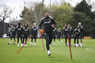 Защитник подписва нов договор с Челси 