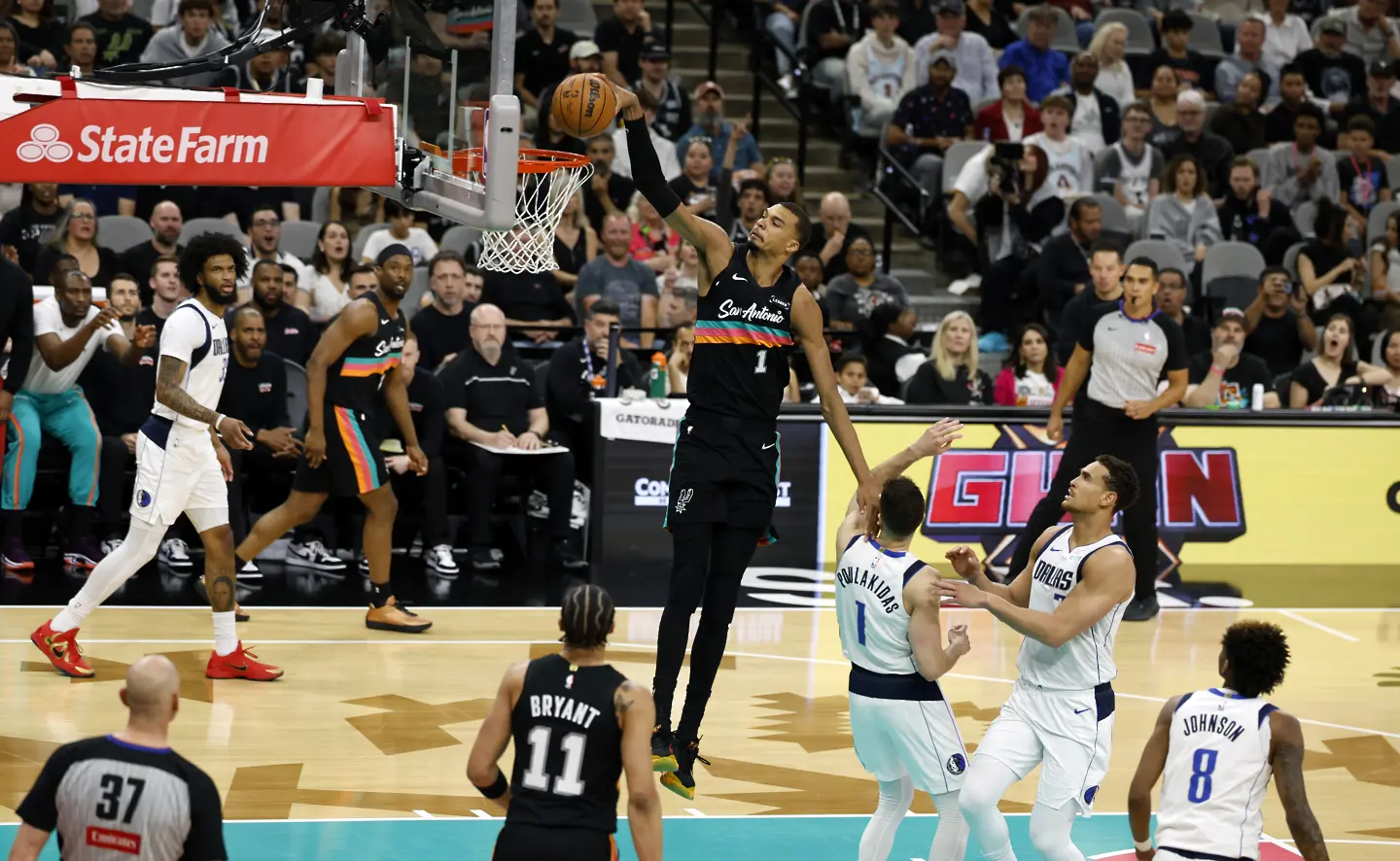 Виктор Уембаняма взе първата индивидуална награда за сезона в НБА / Getty Images