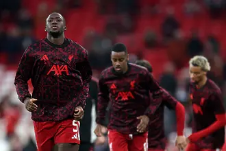 Ключов бранител подписва нов договор с Ливърпул