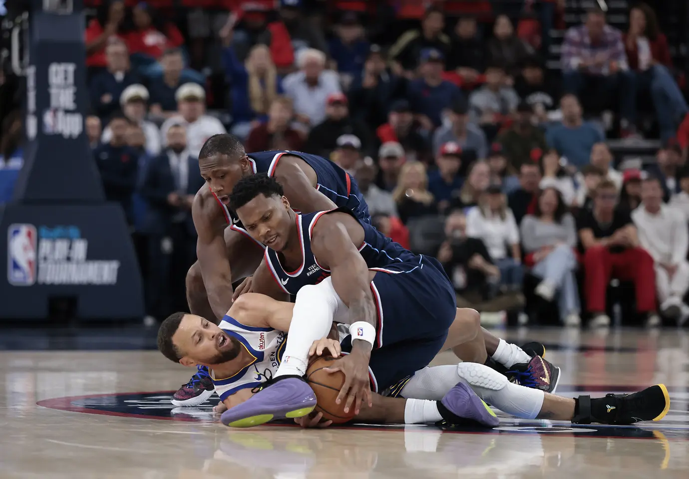 Стеф Къри в спор за топката с Бенедикт Матърън и Крис Дън / Getty Images