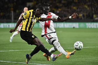 АЕК Атина бе близо до футболно чудо, но Райо се промъкна на 1/2-финал