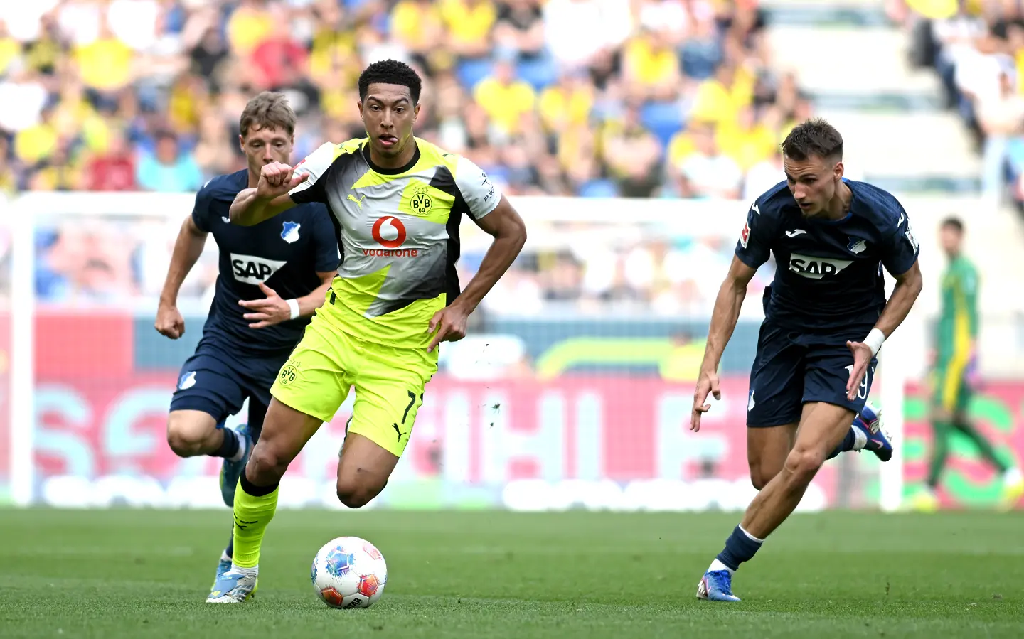 Две дузпи и издънка като гост: Борусия Дортмунд поднесе Салатиерата на Байерн