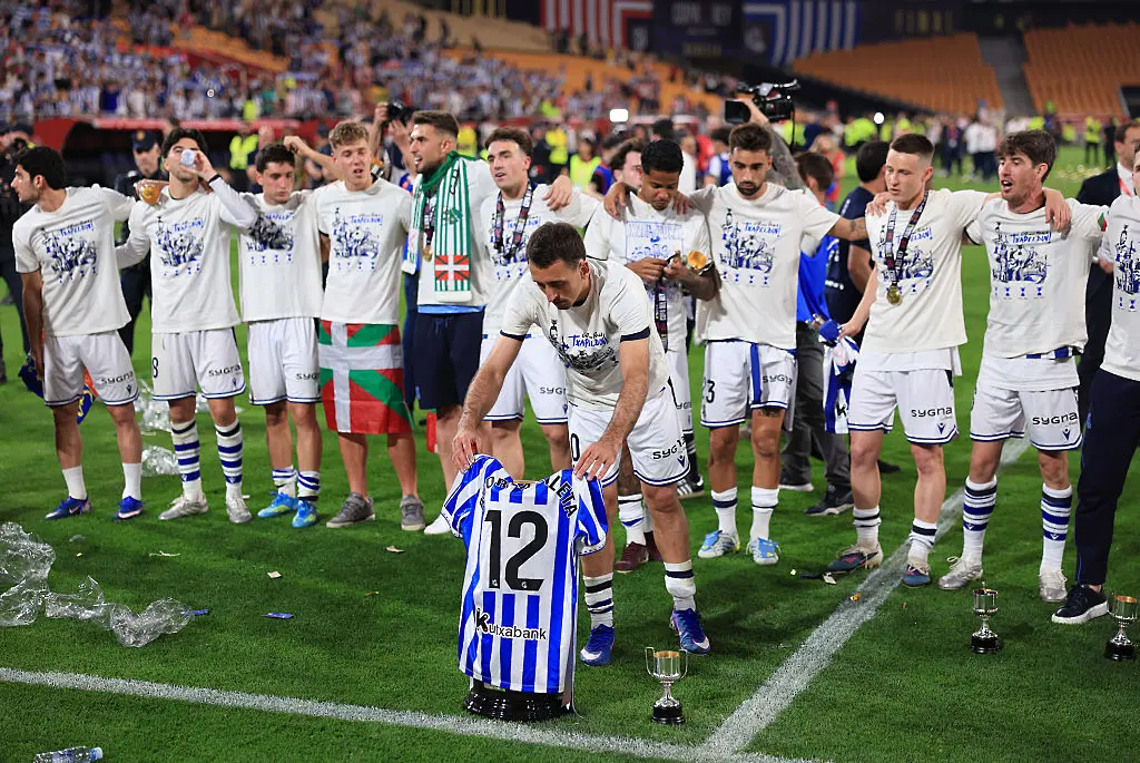 Футболистите на Реал Сосиедад слагат фланелка с името на Айтор Сабалета върху Купата на Краля / Getty Images 