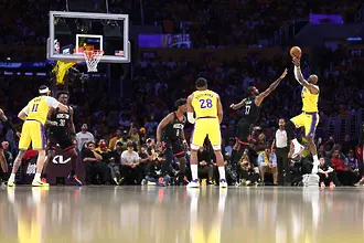 Леброн поведе Лос Анджелис Лейкърс към изненадваща победа над Хюстън Рокетс (ВИДЕО)