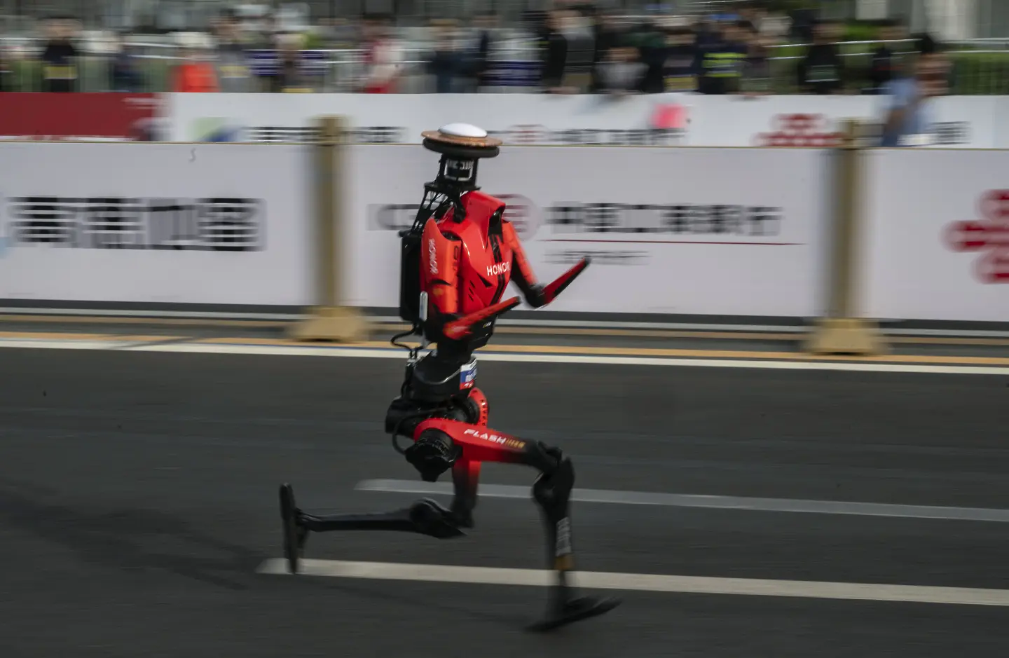 Хуманоидни роботи дадоха по-бързи времена от хората на полумаратон в Пекин / Getty Images