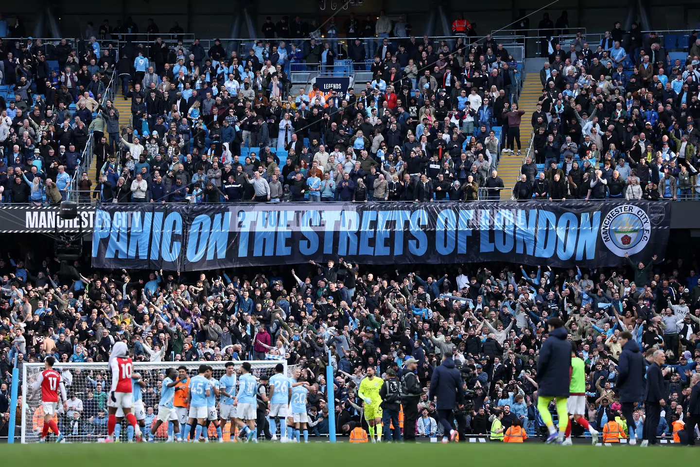 Феновете и играчите на Манчестър Сити се радват след успеха над Арсенал  / Getty Images