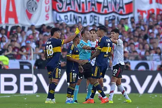 Бока Хуниорс удари Ривър Плейт в Суперкласико с двуцифрен брой картони