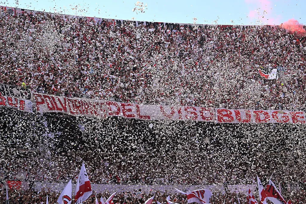 Фенове на Ривър Плейт на стадион Монументал / Getty Images 