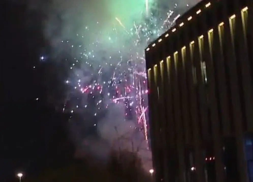 Фенове на Байерн събудиха Реал Мадрид с фойерверки преди реванша