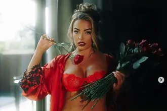 Уволниха я от кеча, но сега прави в пъти повече пари от OnlyFans