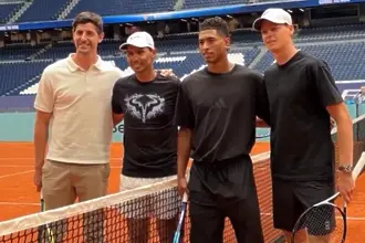 Това не е AI: „Бернабеу“ се превърна в тенис корт! Флорентино Перес влезе в ролята на съдия на Надал, Синер, Белингам и Куртоа (ВИДЕО)