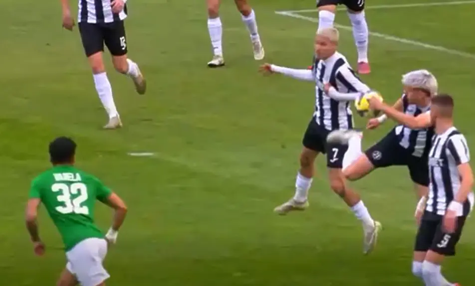 Играта с ръка на Каталин Иту (Локомотив Пловдив) в наказателното поле на Берое, след която не бе отсъдена дузпа / Diema Sport