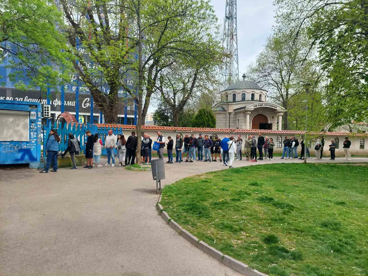 Опашка за билети от феновете на Левски за дербито с ЦСКА / dsport.bg